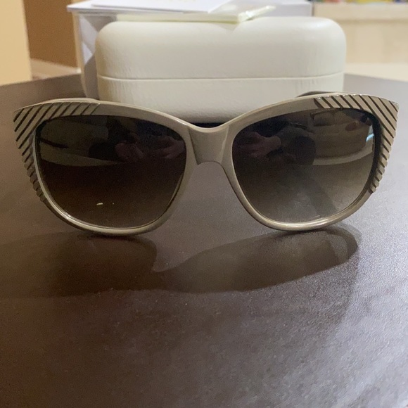 Like New Chloe Sunglasses - Picture 5 of 5